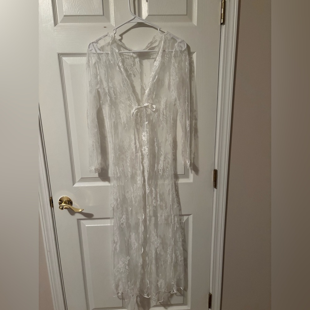 Elegant White Lace Robe
